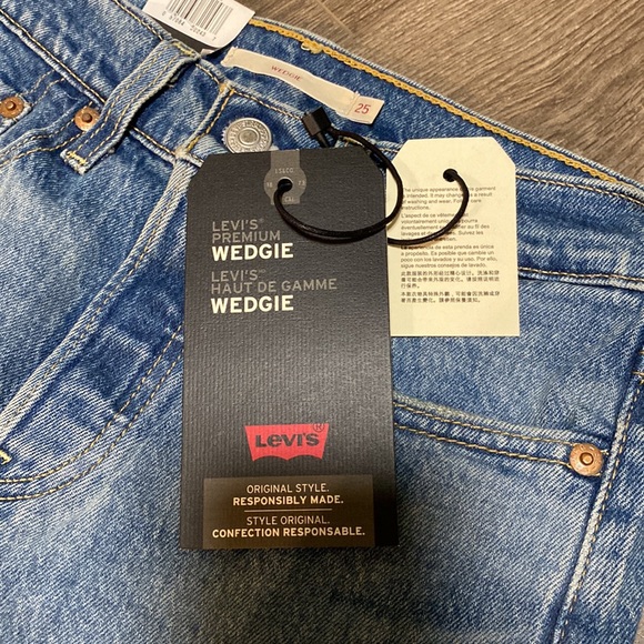 BNWT Levi’s Wedgie Jeans - Picture 4 of 8